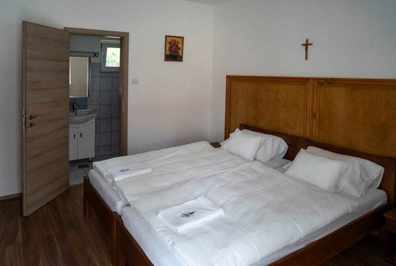 Bed and Breakfast Mamutfenyo Panzio à Tata Extérieur photo