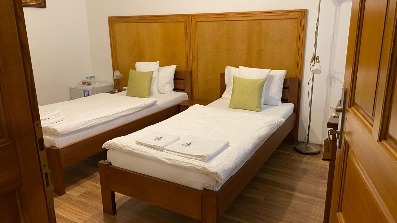 Bed and Breakfast Mamutfenyo Panzio à Tata Extérieur photo