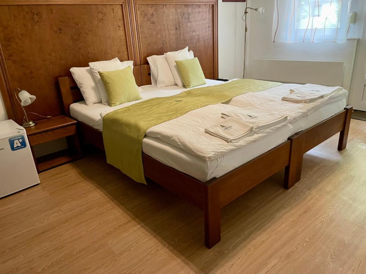 Bed and Breakfast Mamutfenyo Panzio à Tata Extérieur photo
