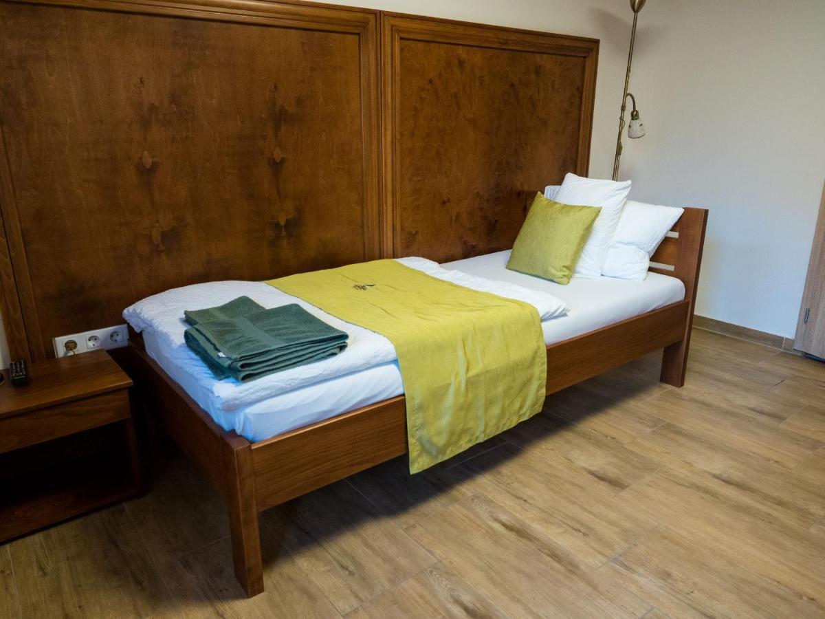 Bed and Breakfast Mamutfenyo Panzio à Tata Extérieur photo